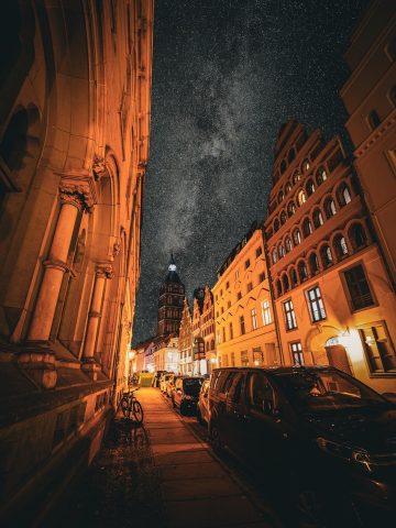 竖屏短视频封面卡示意图，画面为城市街头夜景与行走的人群剪影